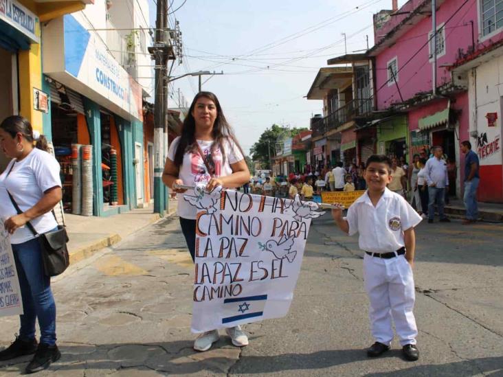 Niños desfilan en Misantla y claman por la paz global