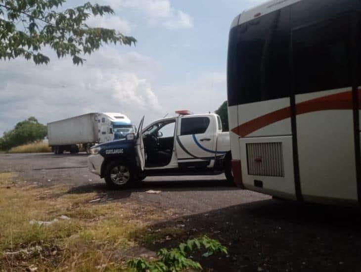 Intentan con piedras asaltar camión de pasaje en Veracruz