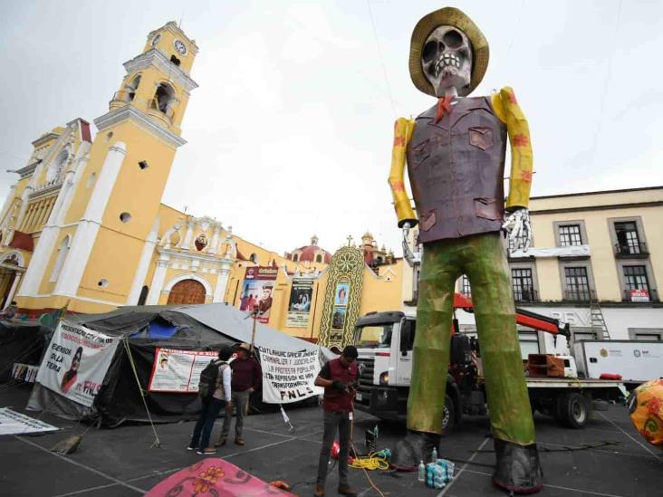 Catrinas monumentales ‘resguardan’ manifestación en el centro de Xalapa