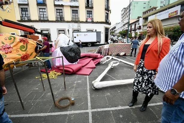 Catrinas monumentales ‘resguardan’ manifestación en el centro de Xalapa