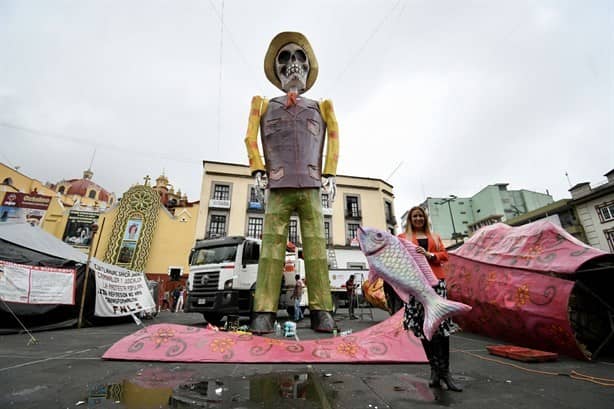 Catrinas monumentales ‘resguardan’ manifestación en el centro de Xalapa