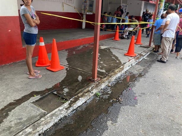 Fuga de aguas negras afecta a kínder y primaria en Veracruz | VIDEO