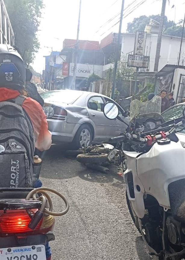 Motociclista es chocado por auto en avenida Rébsamen, en Xalapa