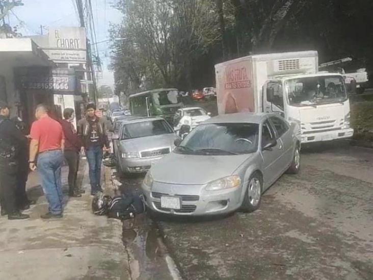 Motociclista es chocado por auto en avenida Rébsamen, en Xalapa