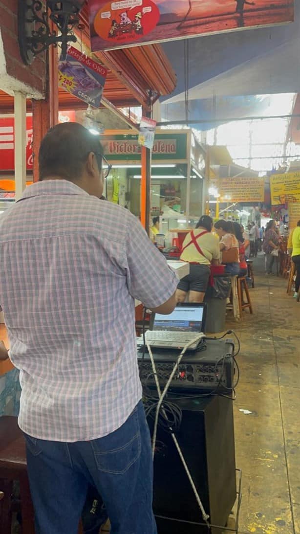 Al ritmo de la cumbia Alex Klan alegra a la gente en mercados de Veracruz