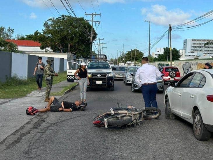 Por querer rebasar motociclista en Veracruz  fue golpeado por automóvil