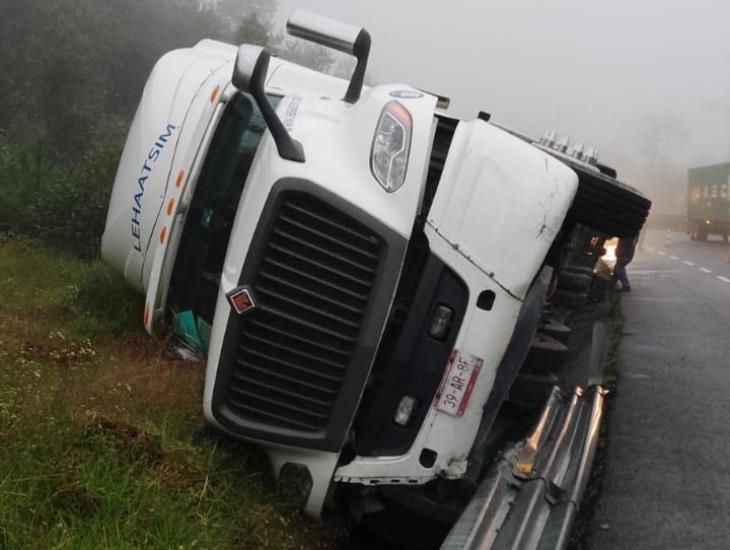 Volcó tráiler en el libramiento de Xalapa-Perote