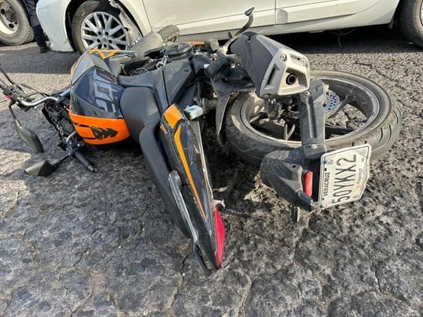 Por querer rebasar motociclista en Veracruz  fue golpeado por automóvil