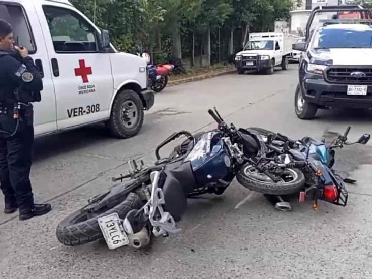 Policía de Martínez de la Torre y un menor, heridos en choque de motocicletas