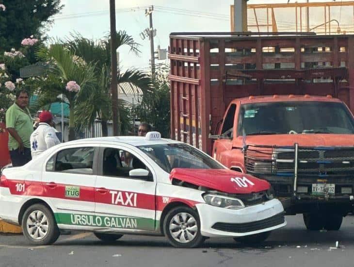 Taxista choca contra camioneta en Úrsulo Galván