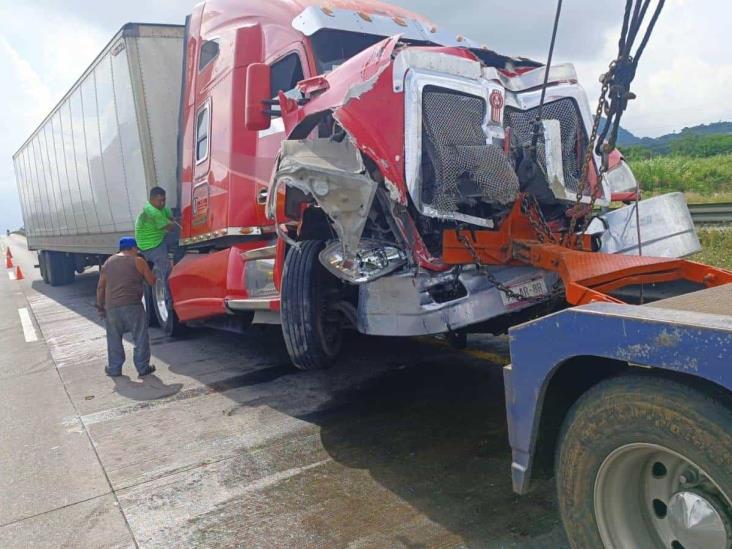 Choque de tráileres genera caos en autopista Puebla-Córdoba