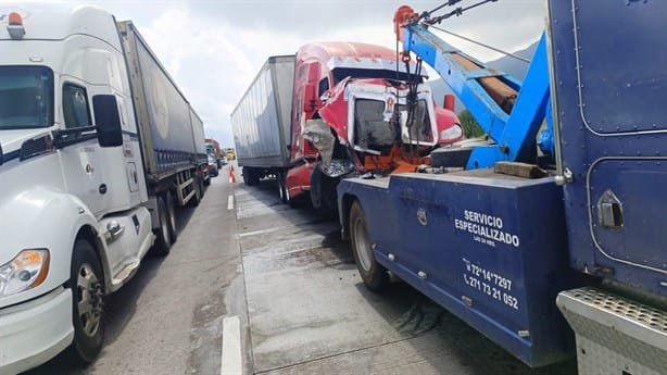 Choque de tráileres genera caos en autopista Puebla-Córdoba