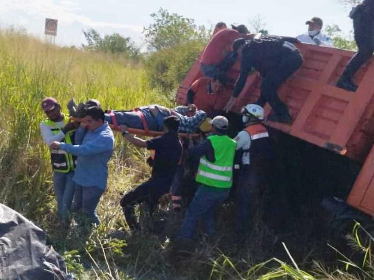 Vuelca camión en libramiento de Plan del Río; hay tres lesionados