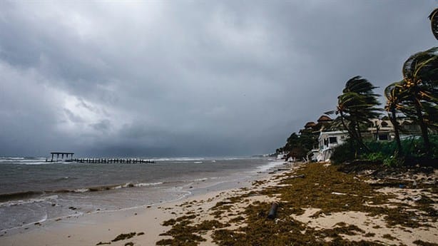 ¡Un tercer huracán podría impactar a México! Esta sería su trayectoria