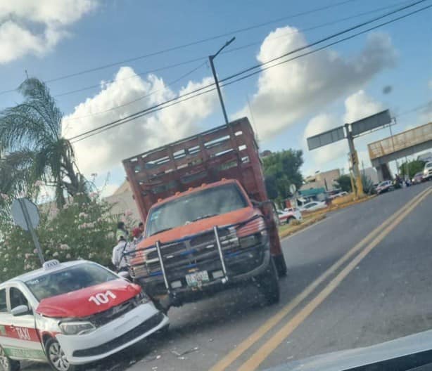 Taxista choca contra camioneta en Úrsulo Galván