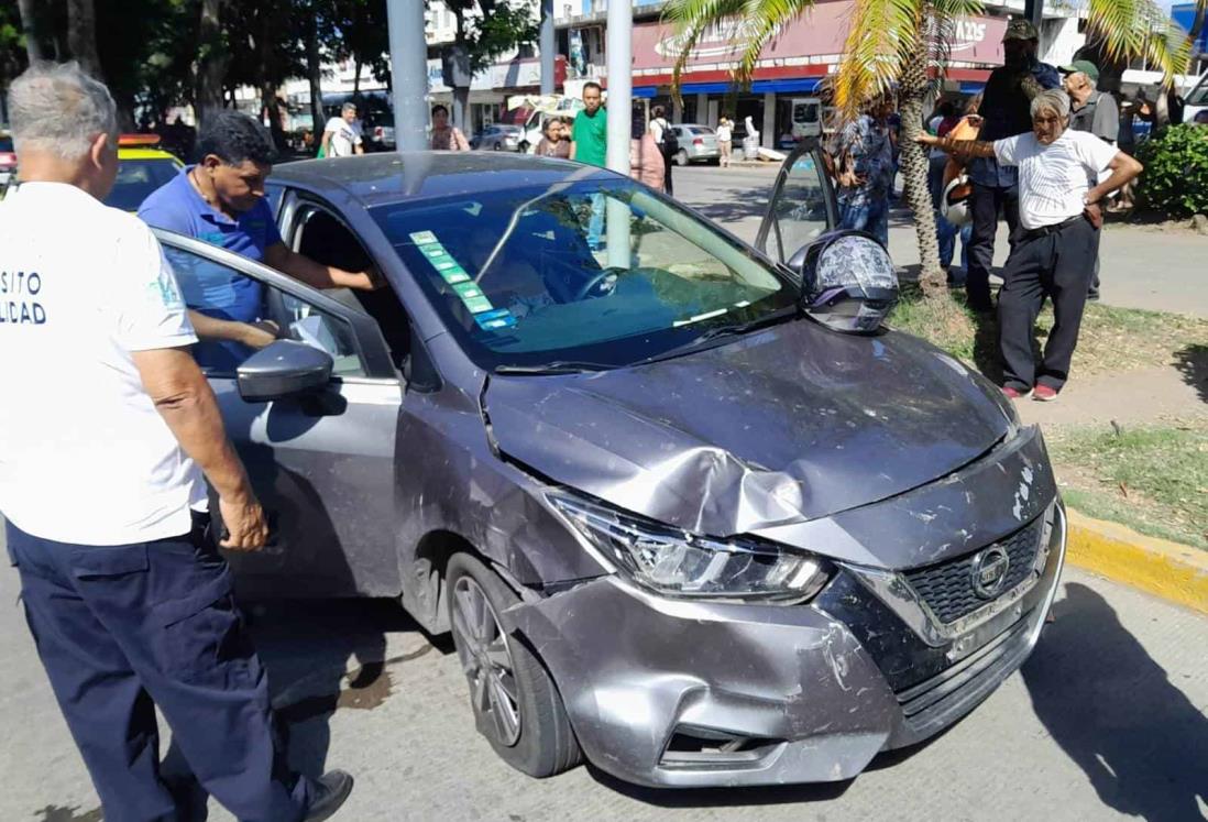 Joven mujer golpea a motociclista por pasarse el semáforo en Veracruz
