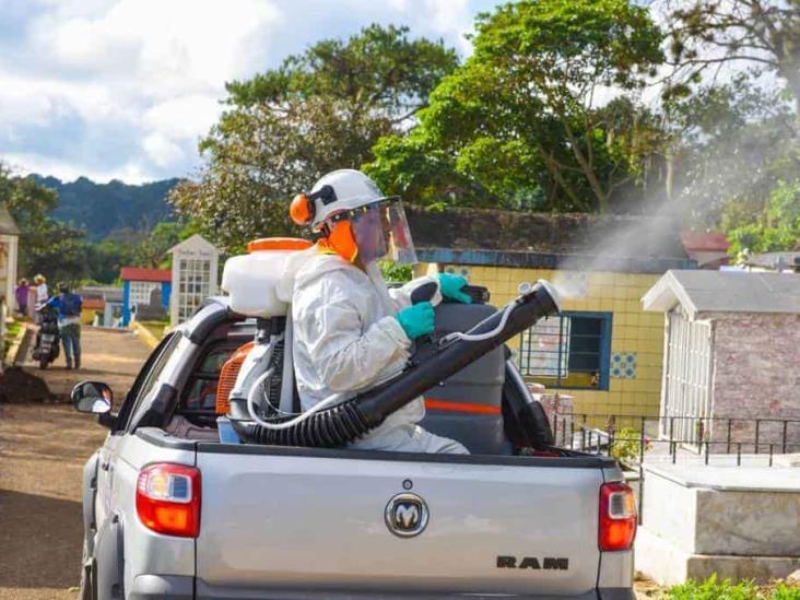 Ante casos de dengue, fumigan panteón de Palo Verde, en Xalapa