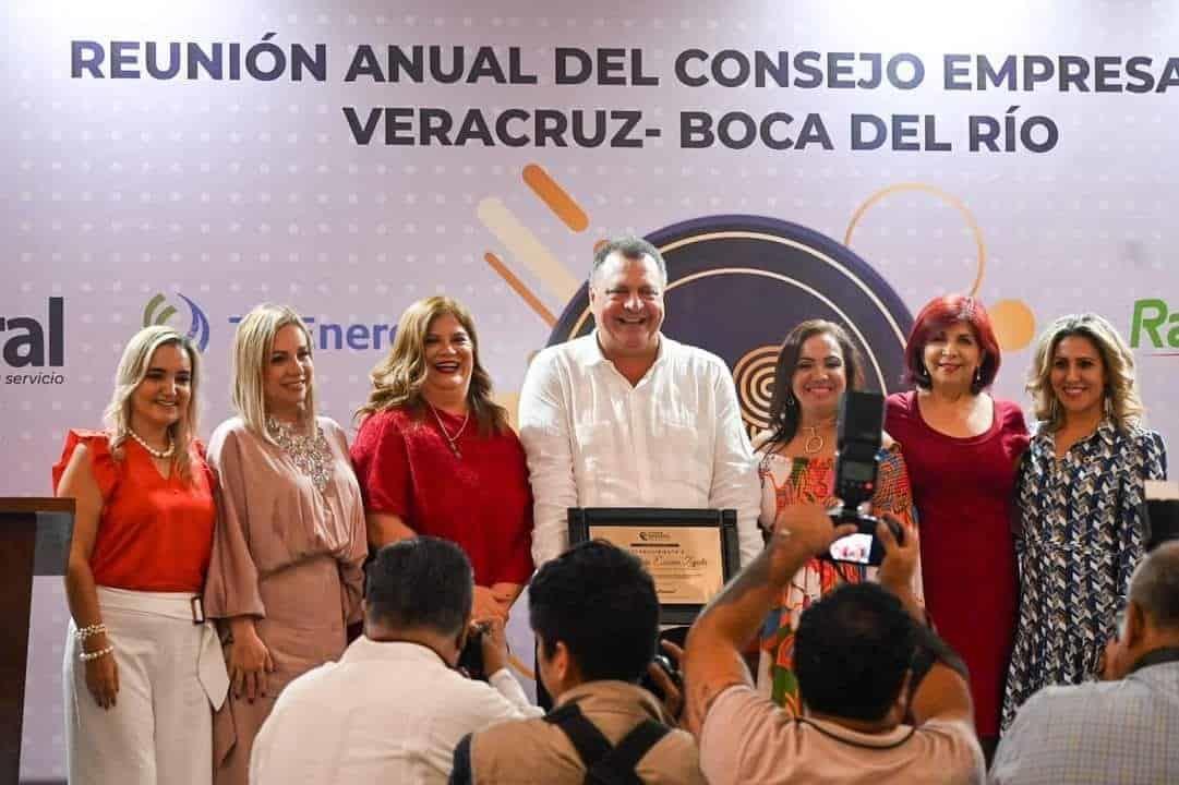 Reconocen trayectoria de liderazgo empresarial de Luis Exsome Zapata