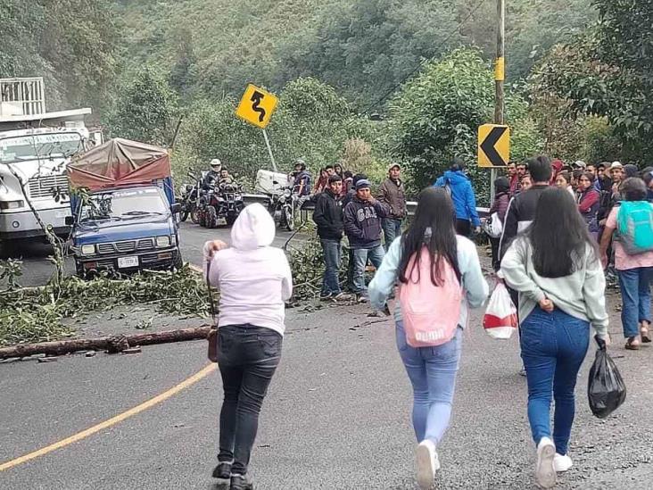 Retiran bloqueo de la Zongolica-Orizaba, tras protesta por derrame de gas