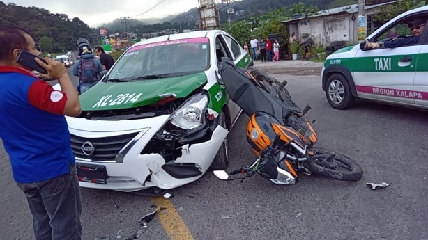 Dos hombres en moto chocan contra taxi en Rafael Lucio