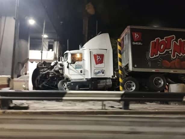 Tráiler pierde el control y choca contra caseta de Fortín (+Video)