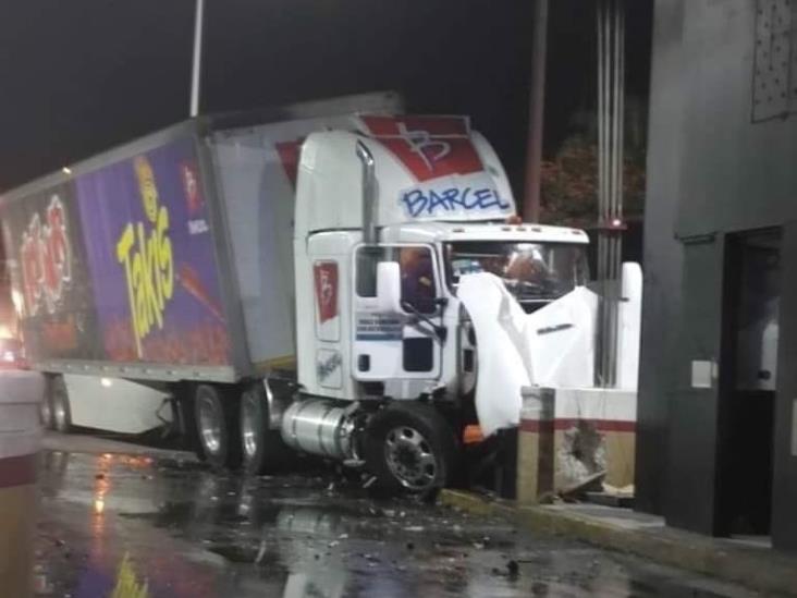 Tráiler pierde el control y choca contra caseta de Fortín (+Video)