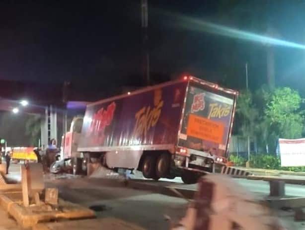 Tráiler pierde el control y choca contra caseta de Fortín (+Video)