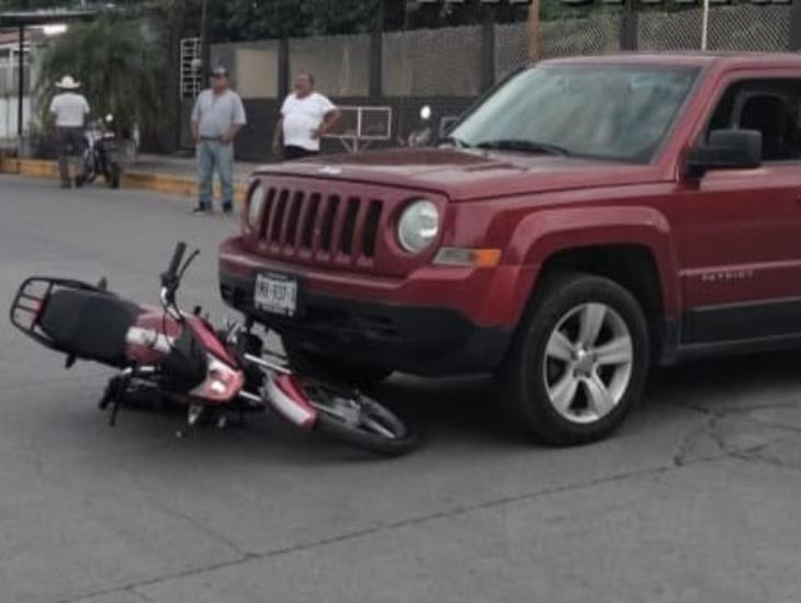 Motociclista de Tierra Blanca recibe lesiones tras choque con camioneta