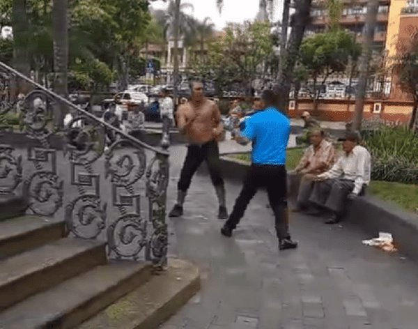 ¡A puño limpio! Hombres protagonizan pelea en parque de Orizaba; así fue el momento (+Video)