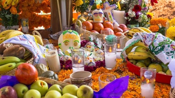 ¿Qué debería hacer con la comida de la ofrenda en mi altar de Día de Muertos?