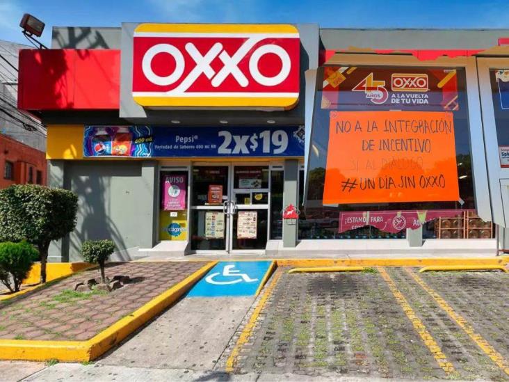 Además de Coatzacoalcos, ¿en qué otro lugar protestan empleados de Oxxo por reducción de salario?