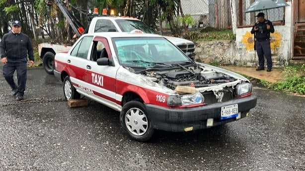 Choque entre taxi y camión Torton deja daños considerables en Orizaba