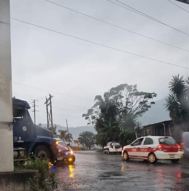 Choque entre taxi y camión Torton deja daños considerables en Orizaba