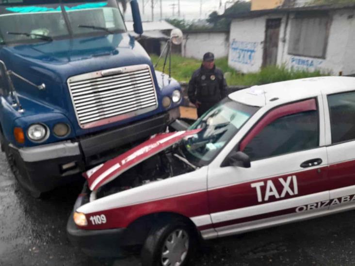 Choque entre taxi y camión Torton deja daños considerables en Orizaba