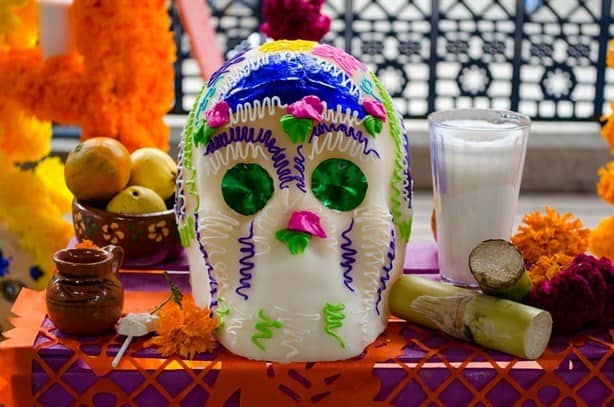 ¿Qué debería hacer con la comida de la ofrenda en mi altar de Día de Muertos?