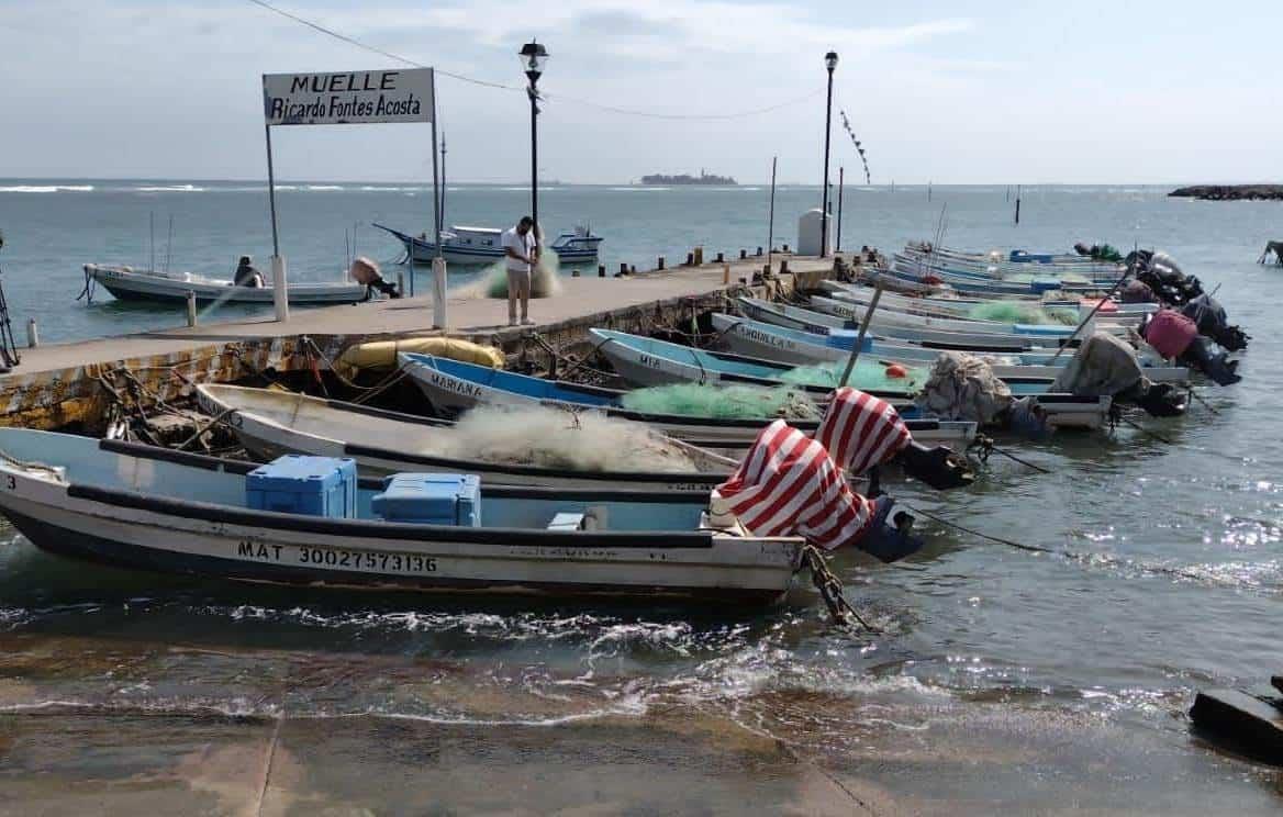 Pescadores de Veracruz atentos a rachas de viento para proteger sus lanchas