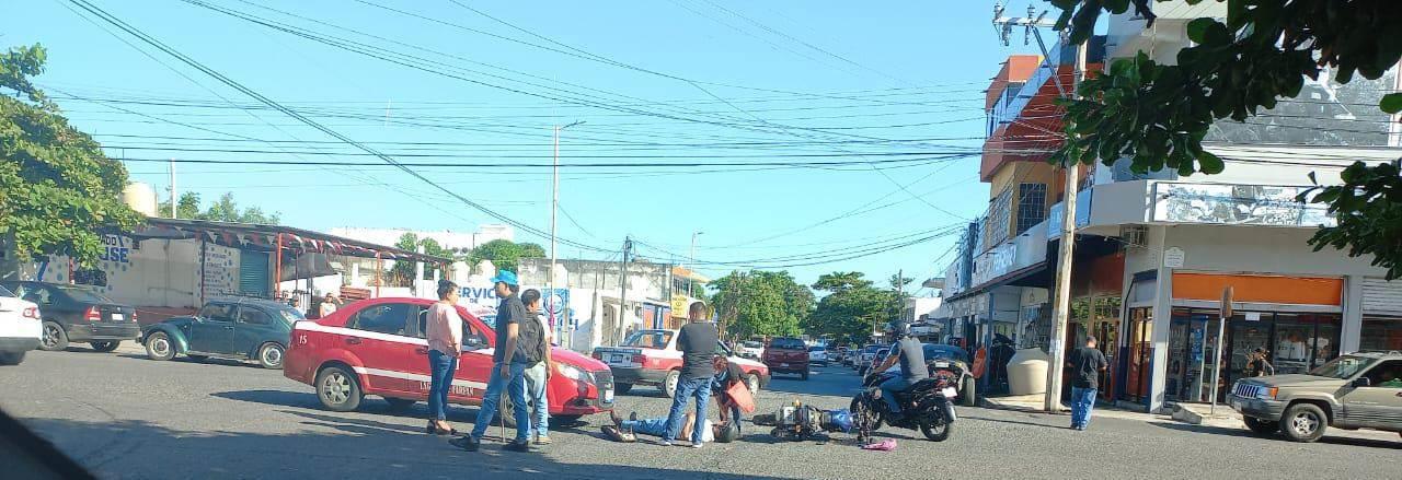 Motociclista se impacta contra taxi en el centro de Cardel