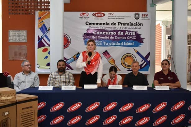 Presidenta nacional del Comité de Damas de la CMIC entrega apoyos en Veracruz