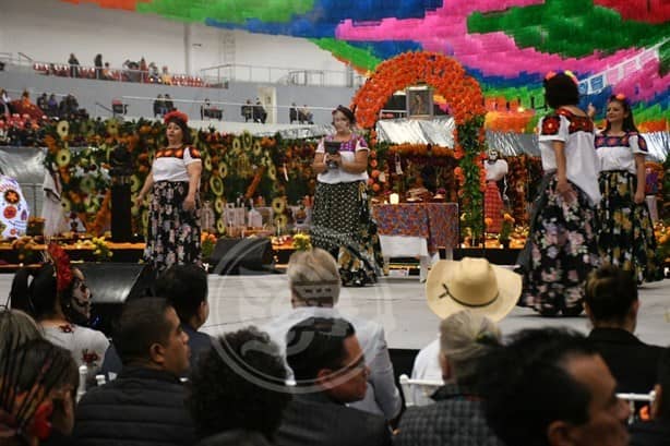 Revelan monumental ofrenda de Día de Muertos en velódromo de Xalapa