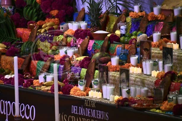 Revelan monumental ofrenda de Día de Muertos en velódromo de Xalapa