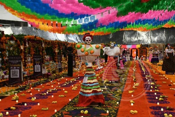 Revelan monumental ofrenda de Día de Muertos en velódromo de Xalapa