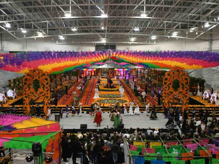 Revelan monumental ofrenda de Día de Muertos en velódromo de Xalapa