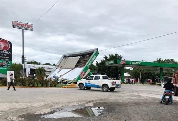 Techo de gasolinera en Tierra Blanca cae sobre 2 personas