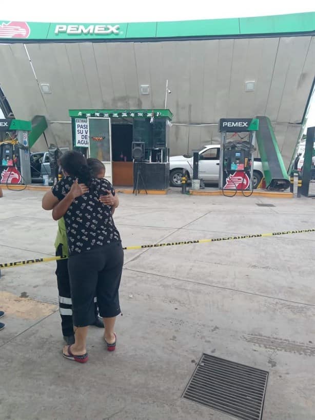 Techo de gasolinera en Tierra Blanca cae sobre 2 personas