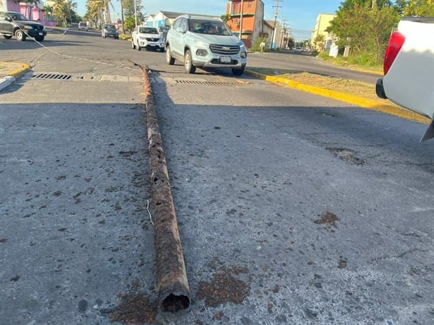 Vientos del norte derriban luminaria y cae sobre automóvil en Veracruz