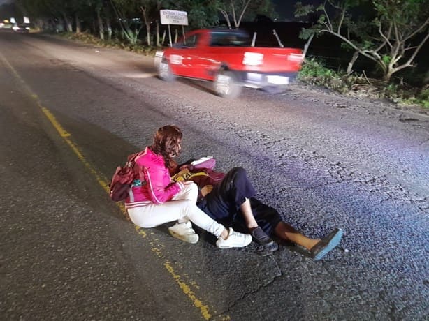 Pareja derrapa en motocicleta sobre la carretera Veracruz a Medellín