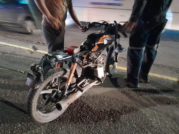 Pareja derrapa en motocicleta sobre la carretera Veracruz a Medellín