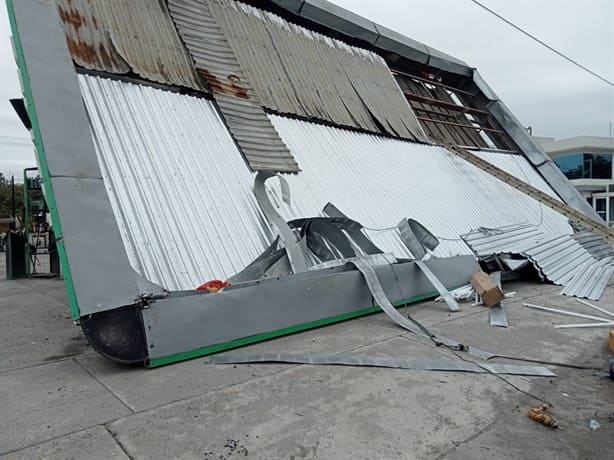 Fuerte norte derriba techo de gasolinera en Tierra Blanca, Veracruz; hay una persona grave