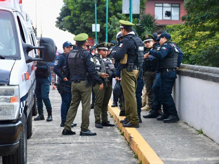 Intenta arrojarse del puente Xallitic, en Xalapa; policías lo evitan