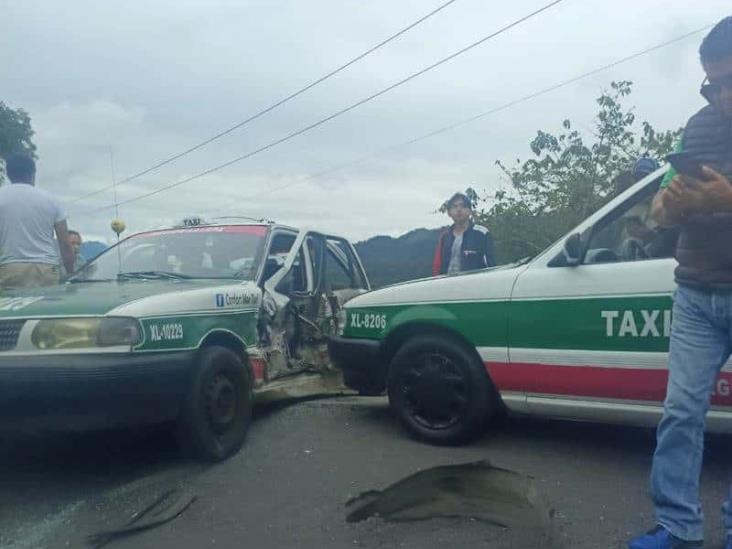 ¡Carambola! Dos taxis y un auto protagonizan choque en carretera Banderilla-Naolinco